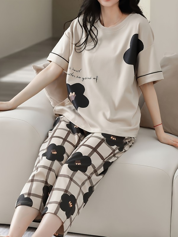 A Collection of Women'S Loungewear for Spring And Summer, Including a Short-Sleeved Top with a Round Neckline And Loose Long Pants Adorned with Floral Patterns, Offering a Comfortable And Breathable O